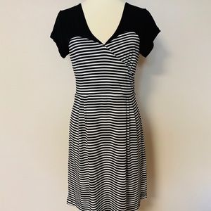 🌻 BOGO FREE 🌻Banana Republic V Cut Striped Dress